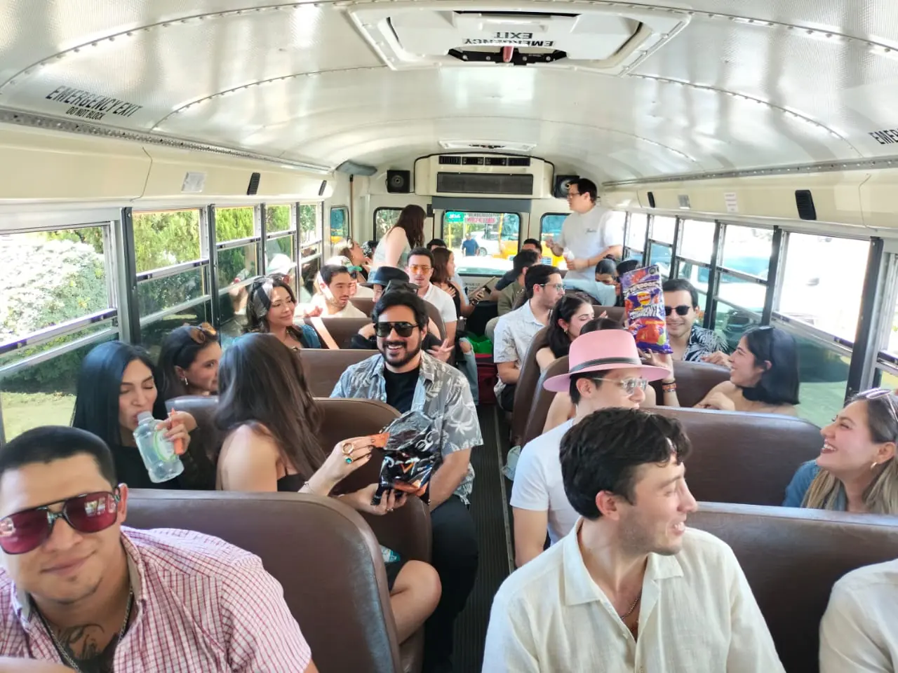 Pasajeros del Bus Tequila Party durante el trayecto a Tequila
