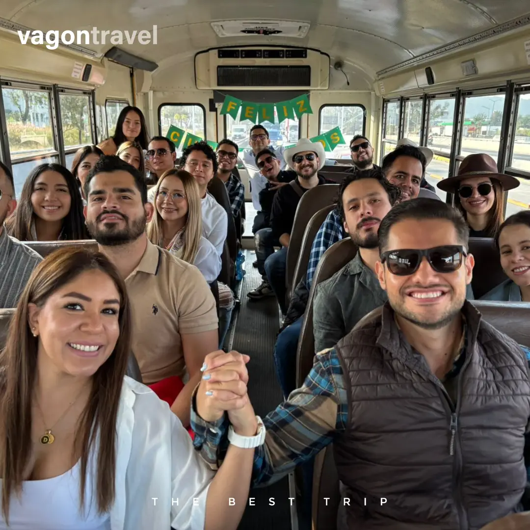Grupo de viajeros a bordo del Bus Tequila Party de VagonTravel