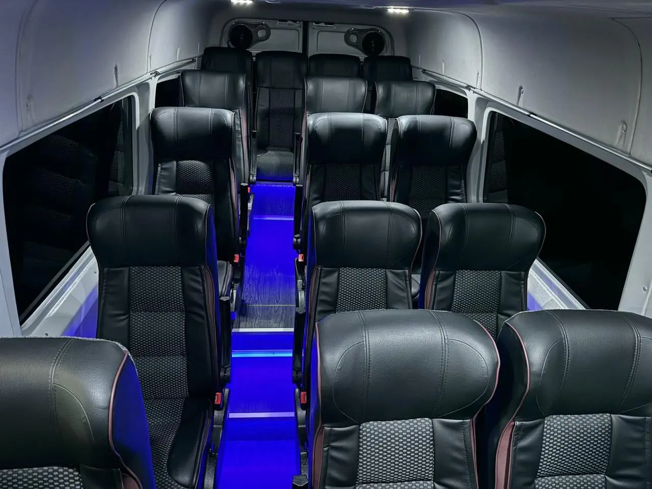 Interior con asientos reclinables de un autobús de la flota de renta de VagonTravel en Guadalajara